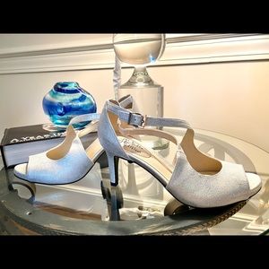 Never worn gorgeous LifeStride silver heels 8.5